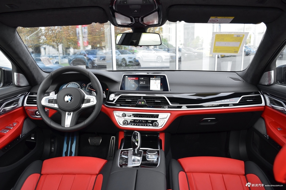 2018款宝马7系740Li 3.0T自动尊享型M运动套装xDrive黑焰版