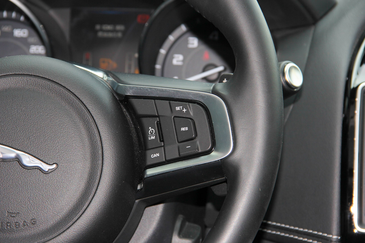 2015款捷豹XE R-SPORT 2.0T自动i4 Ti (240PS)