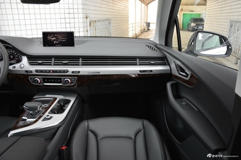 2018款奥迪Q7 3.0T自动45TFSI S line运动型