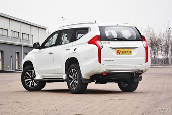 2017款帕杰罗·劲畅SPORT 3.0L自动V6中东版