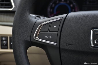 2016款众泰Z300 1.5L手动尊享型