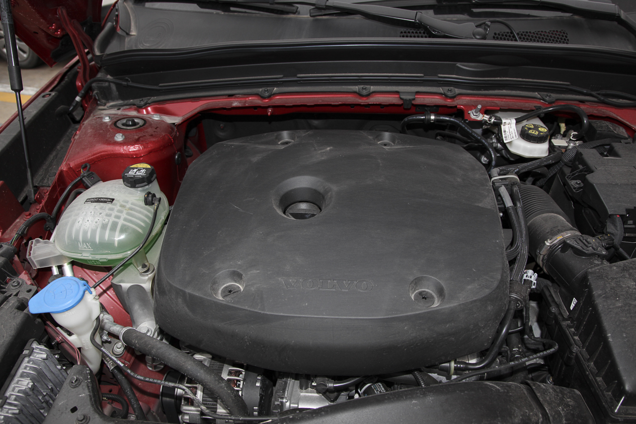 2019款沃尔沃XC40 2.0T四驱正午熔岩红T4