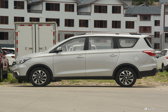 2017款长安欧尚A800 1.6L手动舒适型