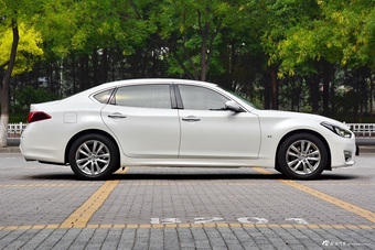 2017款英菲尼迪Q70L 2.5L自动精英版