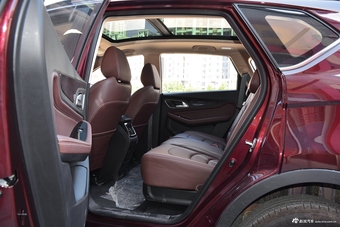 2017款宝骏560 1.5T DCT旗舰型7座