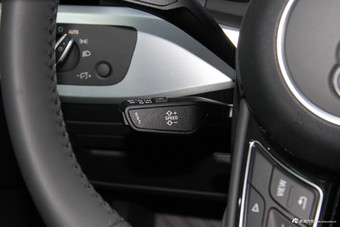 2018款奥迪A4L 2.0T自动30周年年型40 TFSI时尚型