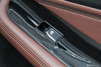 2017款宝骏560 1.5T DCT尊享型