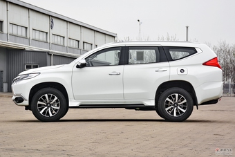 2017款帕杰罗·劲畅SPORT 3.0L自动V6中东版