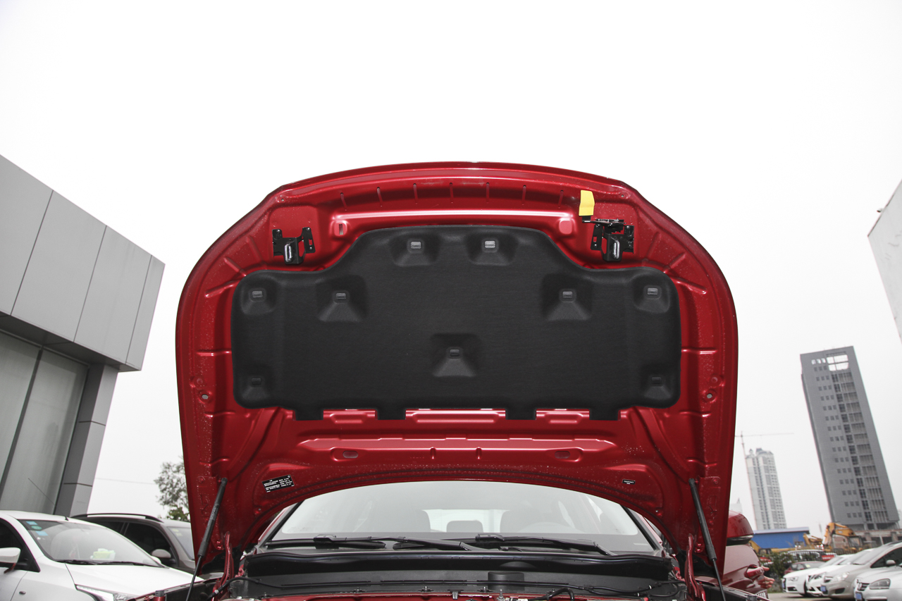 2019款沃尔沃XC40 2.0T四驱正午熔岩红T4