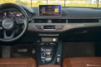 2018款奥迪A4L 2.0T自动30周年年型45 TFSI quattro个性运动版