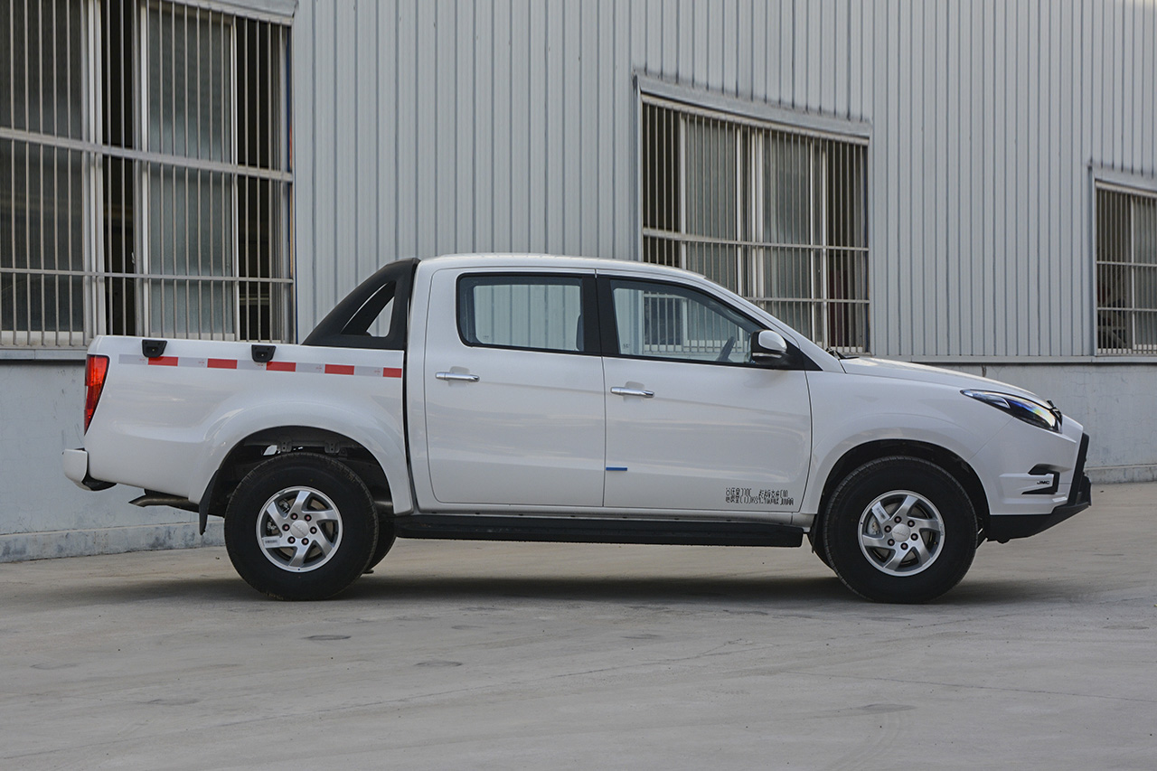 2017款域虎2.4T手动柴油四驱豪华版JX4D24A5