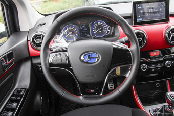 2016款昌河Q25 1.5L手动乐趣版 炫酷白