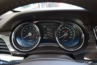 2016款宝骏730 1.8L AMT智能手动7座豪华型 7座