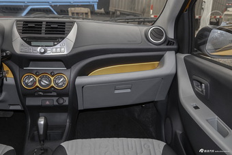 2016款奥拓1.0自动豪华型炫动版