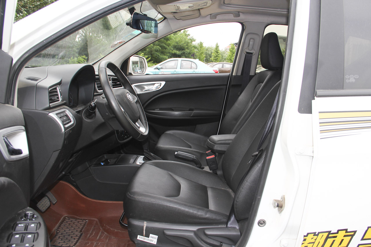 2015款骏派D60 1.8L自动尊贵型 白色