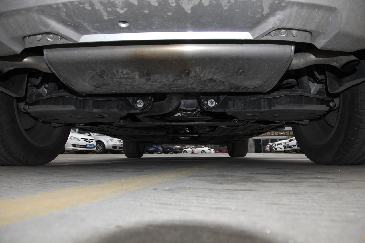 2019款沃尔沃XC40 2.0T四驱正午熔岩红T4