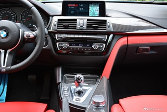2017款宝马M4自动敞篷轿跑车