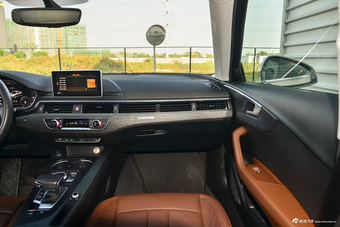 2018款奥迪A4L 2.0T自动30周年年型45 TFSI quattro个性运动版