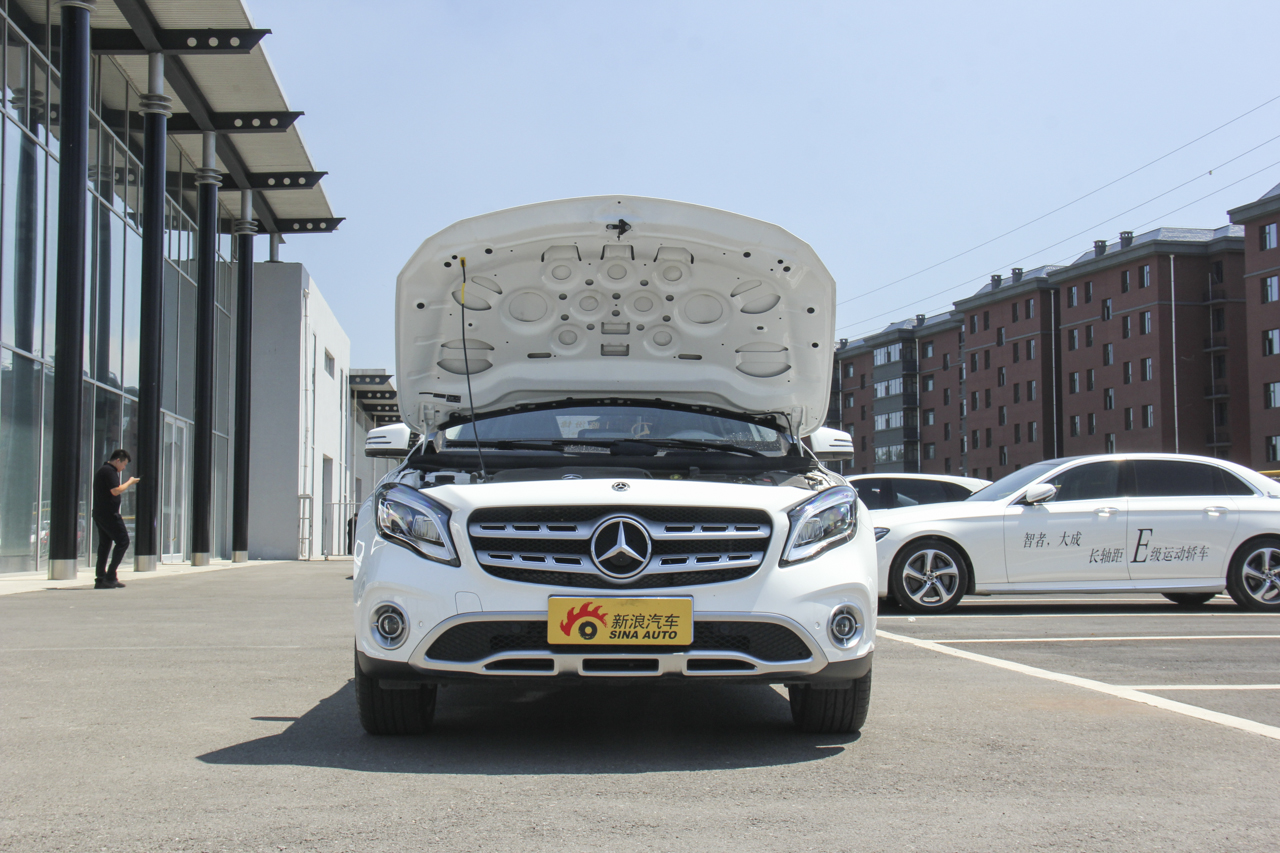 2018款奔驰GLA级 2.0T自动220 4MATIC运动型