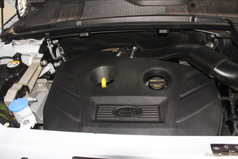 2016款揽胜极光2.0T自动SE智耀版 玉龙雪山白