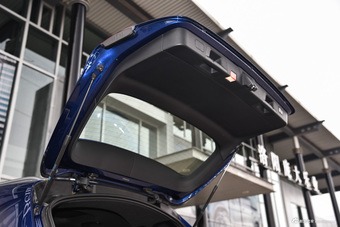2016款奔驰GLC300 2.0T自动4MATIC动感型 宝石蓝