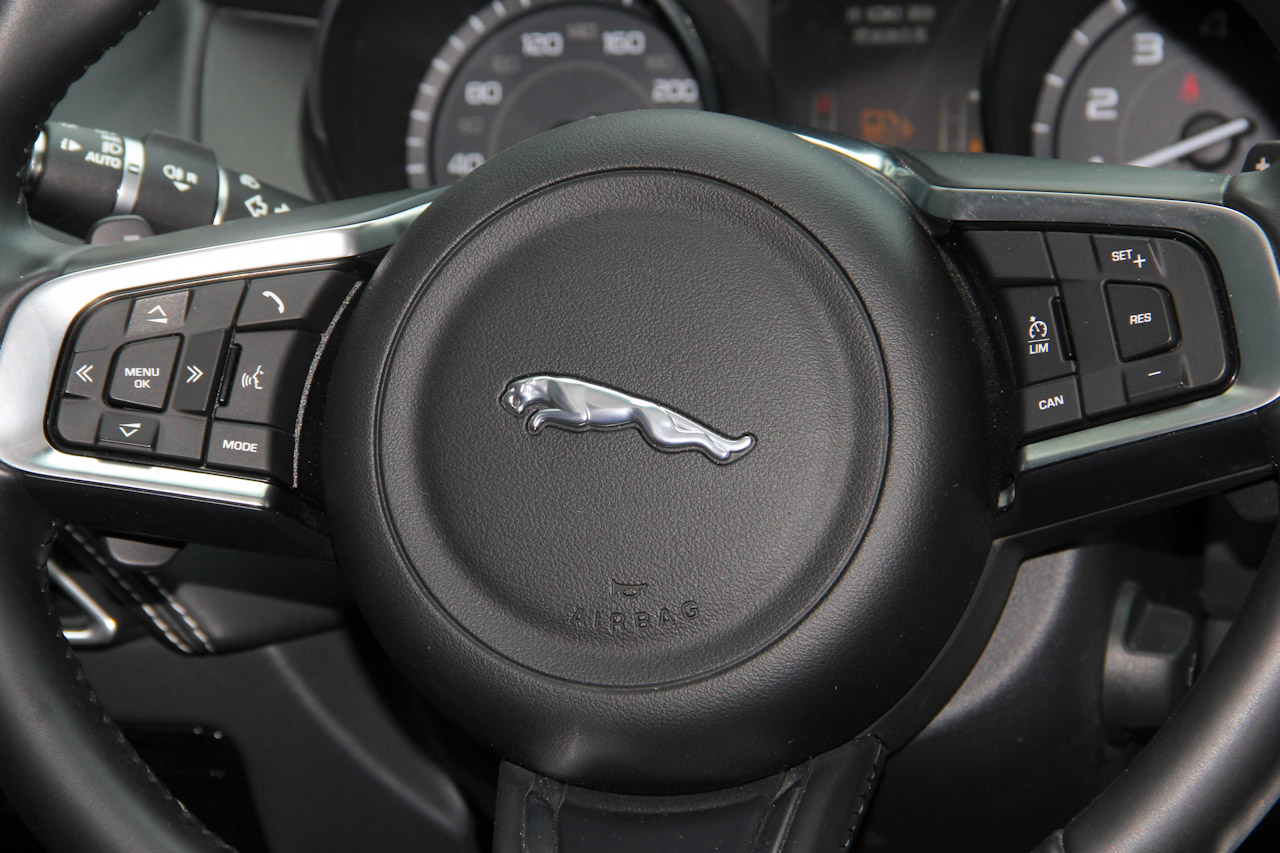 2015款捷豹XE R-SPORT 2.0T自动i4 Ti (240PS)