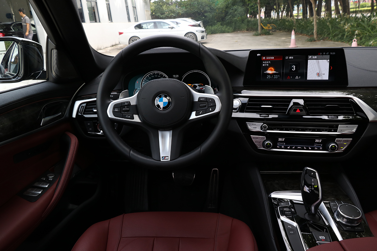 2018款宝马5系改款2.0T自动530Li尊享型M运动套装