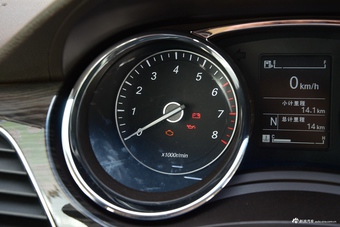 2016款宝骏730 1.8L AMT智能手动7座豪华型 7座