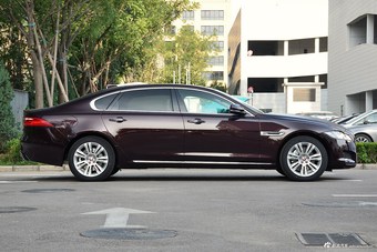 2017款捷豹XFL 2.0T自动240PS尊享版