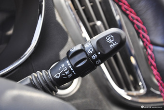 2016款宝骏560 1.8L AMT智能手动版豪华型 勃艮第红