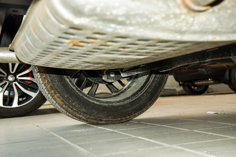 2016款中华V3 1.5T自动旗舰型 炫耀红