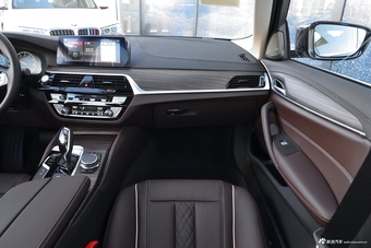 2019款宝马5系2.0T自动530Li 尊享型豪华套装