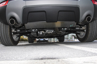 2016款揽胜极光2.0T自动SE智耀版 玉龙雪山白