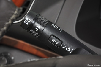 2015款荣威950 2.0T自动豪华行政版