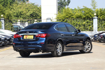 2017款英菲尼迪Q70L 2.5L自动精英版