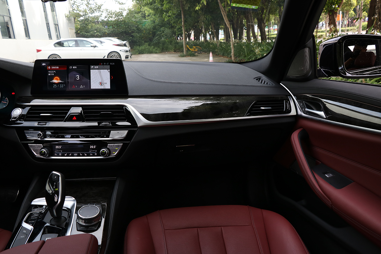 2018款宝马5系改款2.0T自动530Li尊享型M运动套装