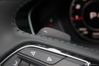 2018款奥迪A4L 2.0T自动30周年年型40 TFSI时尚型