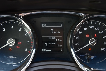 2016款宝骏730 1.8L AMT智能手动7座豪华型 7座