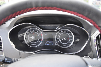 2016款宝骏560 1.8L AMT智能手动版豪华型 勃艮第红