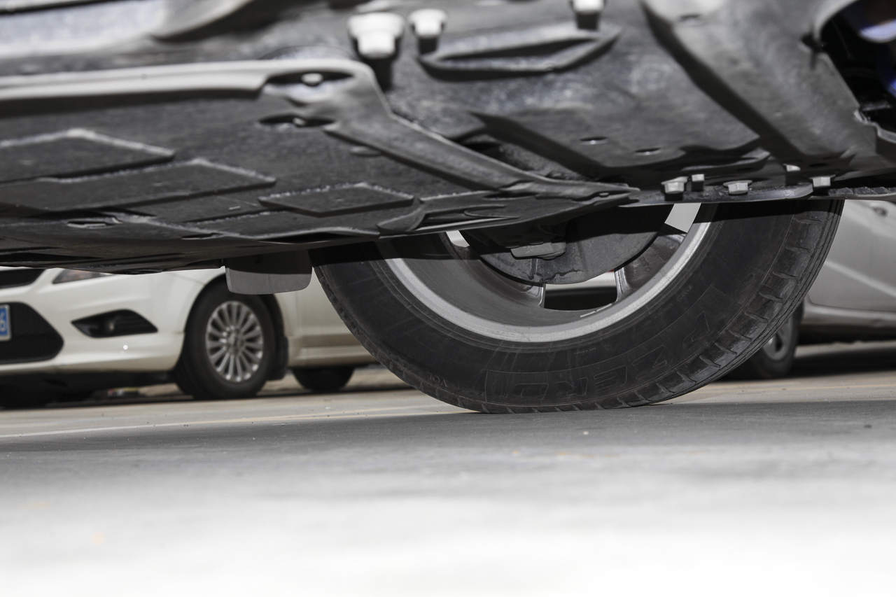 2019款沃尔沃XC40 2.0T四驱正午熔岩红T4