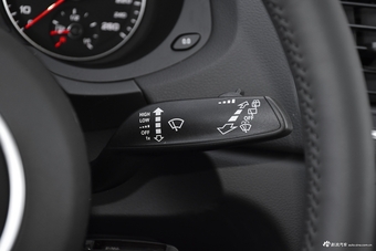 2018款奥迪Q3 30周年年型 30 TFSI时尚型