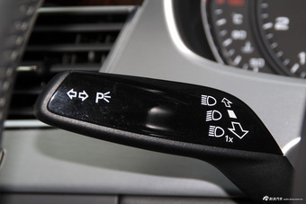 2016款奥迪A8L 3.0T自动45TFSI quattro时尚型