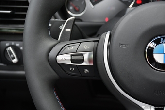 2017款宝马M4自动敞篷轿跑车