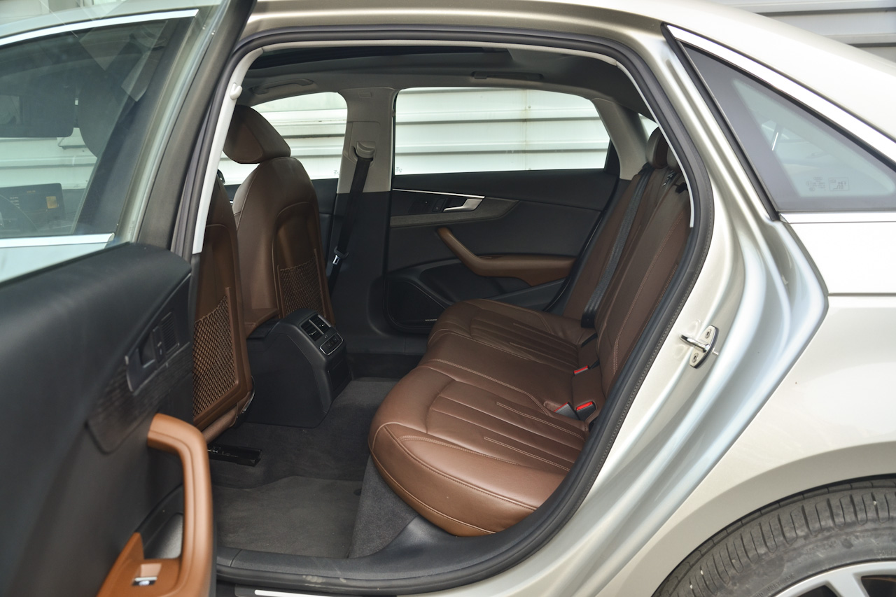 2018款奥迪A4L 2.0T自动30周年年型45 TFSI quattro个性运动版