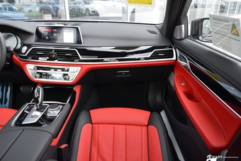 2018款宝马7系740Li 3.0T自动尊享型M运动套装xDrive黑焰版