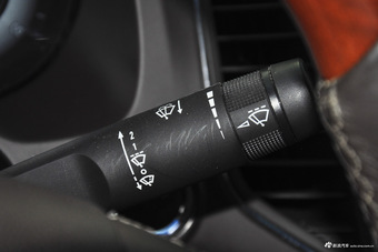 2015款荣威950 2.0T自动豪华行政版