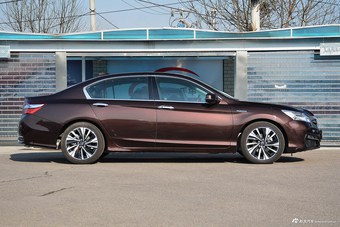 2016款本田雅阁混动2.0L自动锐尊版琥珀金