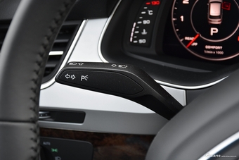 2018款奥迪Q7 3.0T自动45TFSI S line运动型