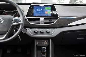 2016款宝骏310 1.2L手动时尚型