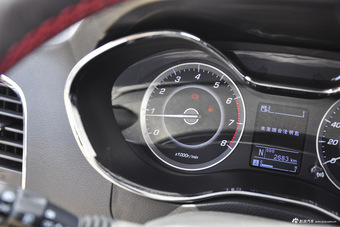 2016款宝骏560 1.8L AMT智能手动版豪华型 勃艮第红